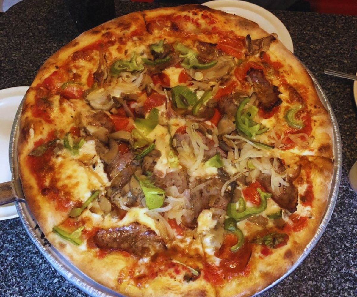 Dipiazza Pizzeria - Deluxe Pizza