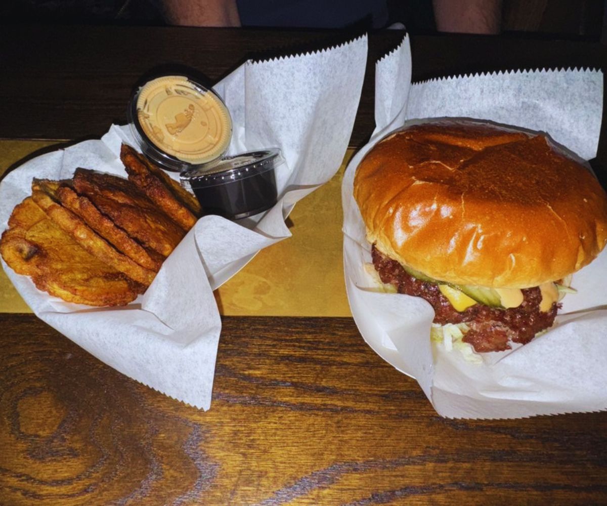 Desert Hawk - Cheeseburger & Chips