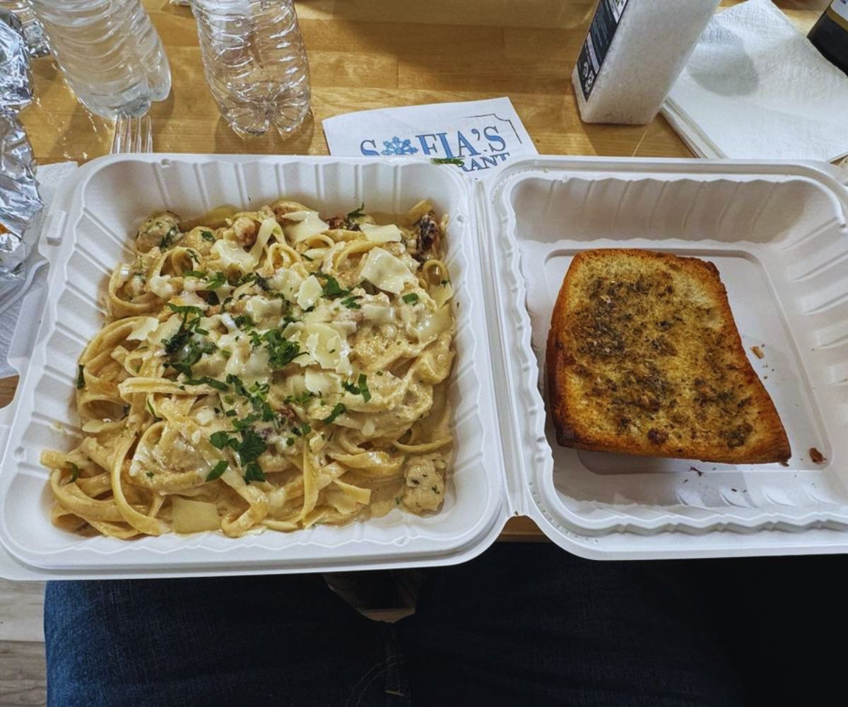 Sofias Restaurant - Chicken Alfredo with Garlic Toast