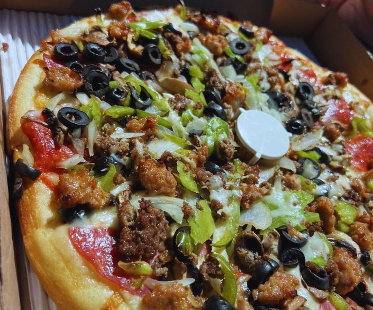 D'caesaro Pizza & Italian Restaurant - Medium Pizza Combo