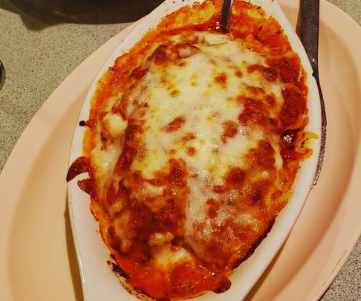 D'caesaro Pizza & Italian Restaurant - Lasagna & Garlic Bread