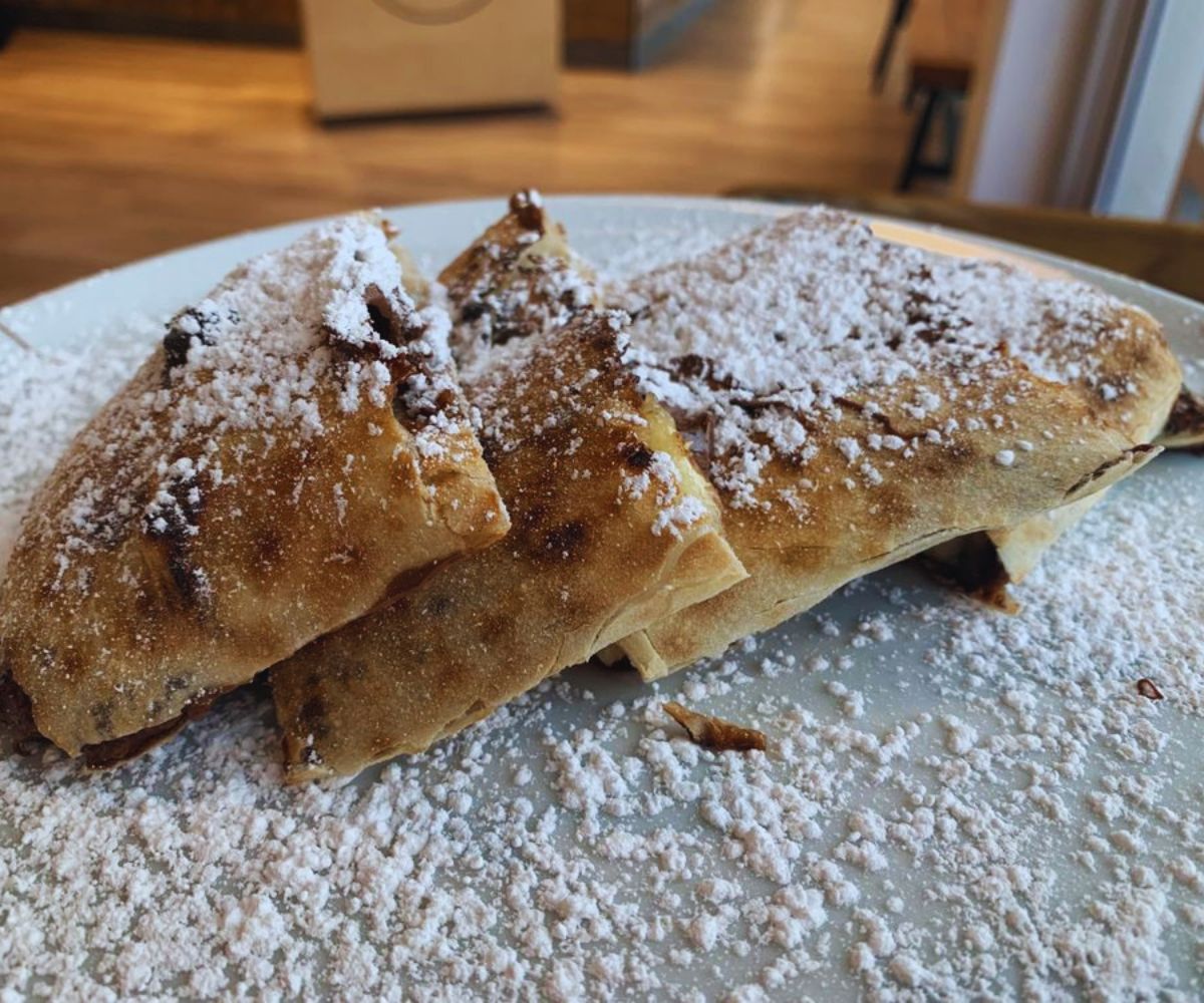 Mister O1 Extraordinary Pizza Turtle Creek - Nutella and Banana Calzone