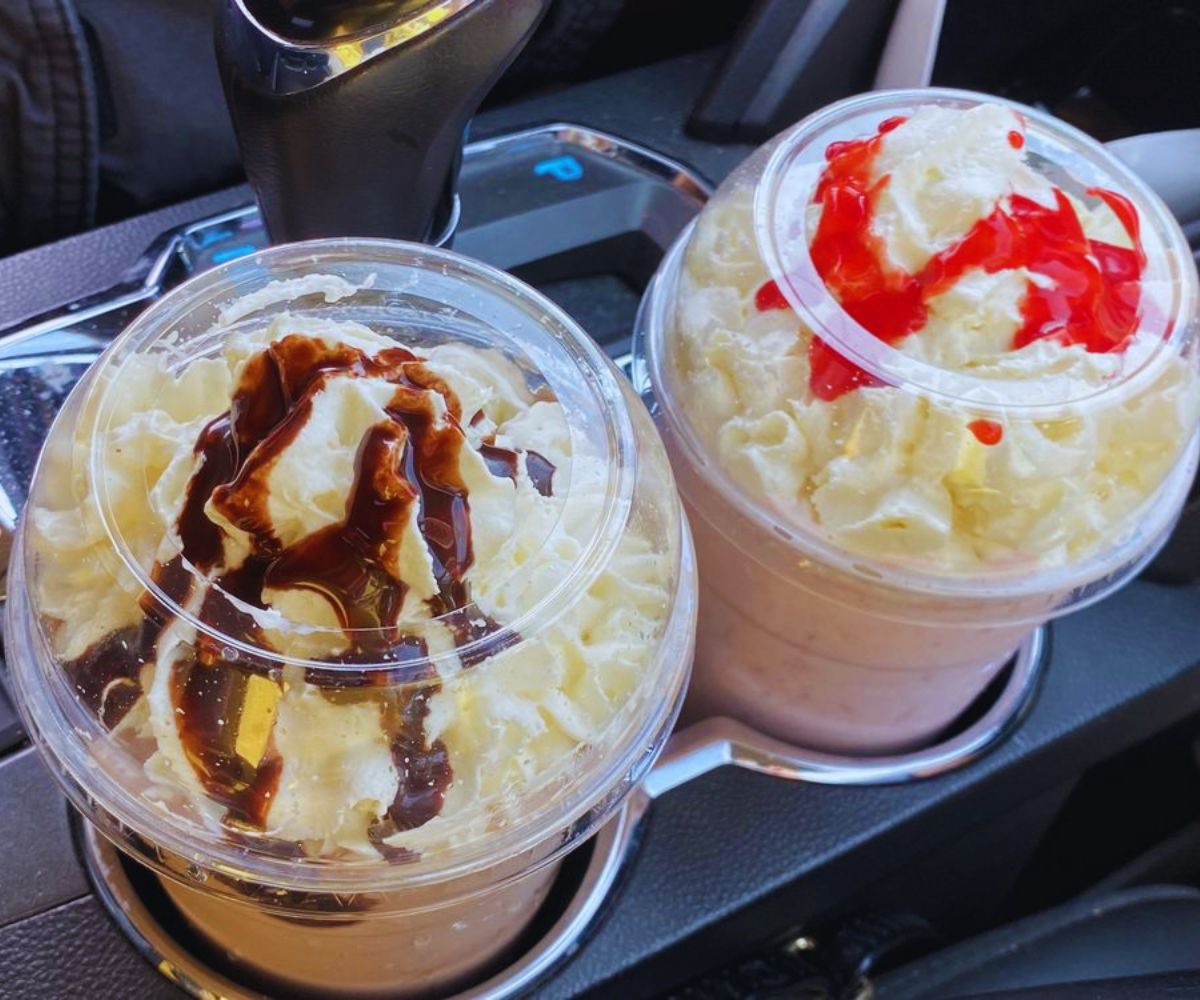 Frosty's Burgers - Chocolate & Strawberry Milkshakes