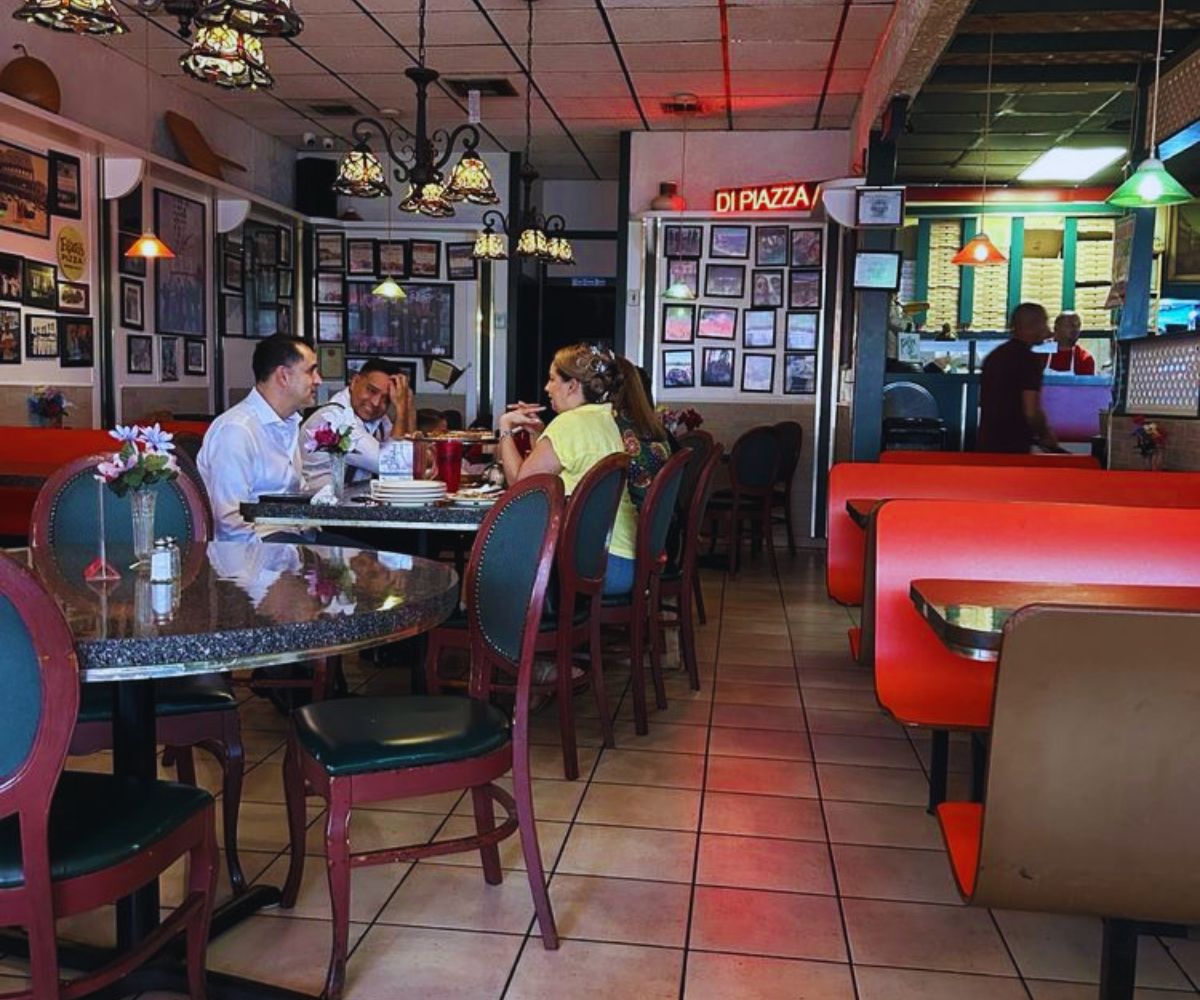 Dipiazza Pizzeria - Indoor Dining