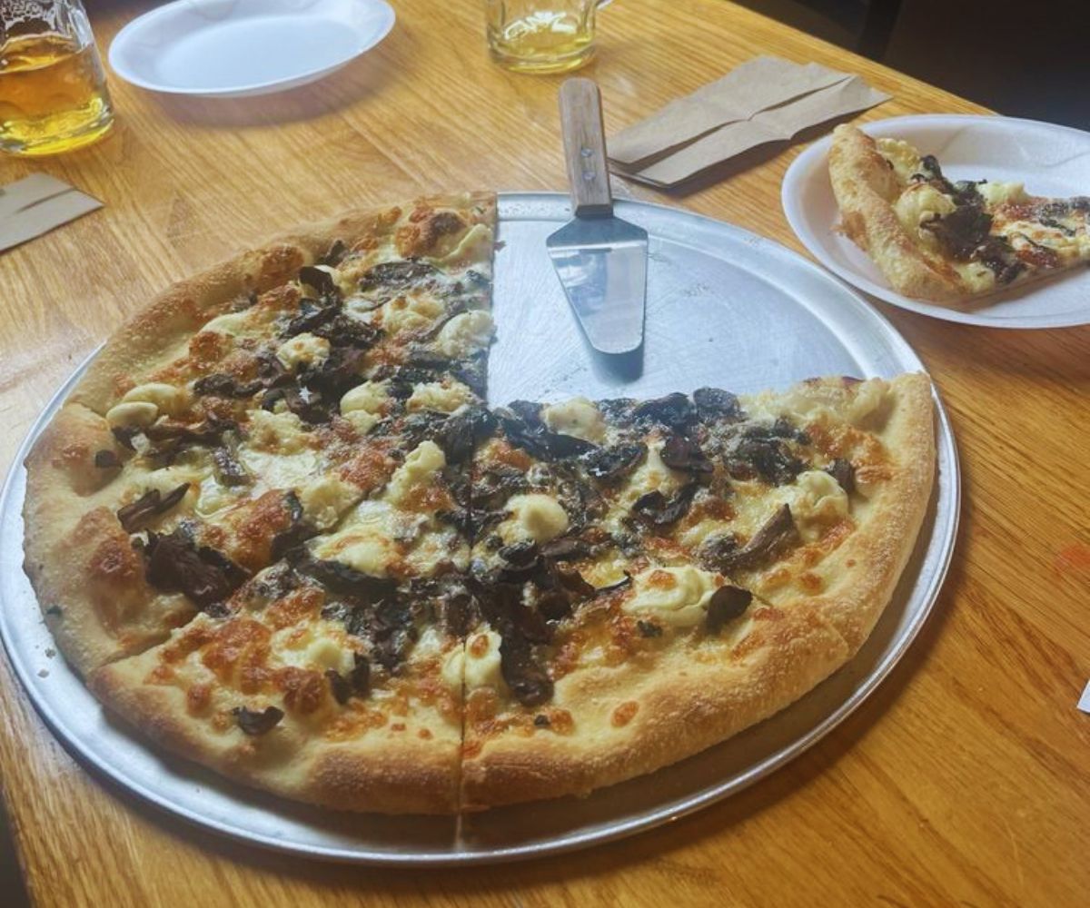 Yearling Pizza - White Pizza with Mushrooms