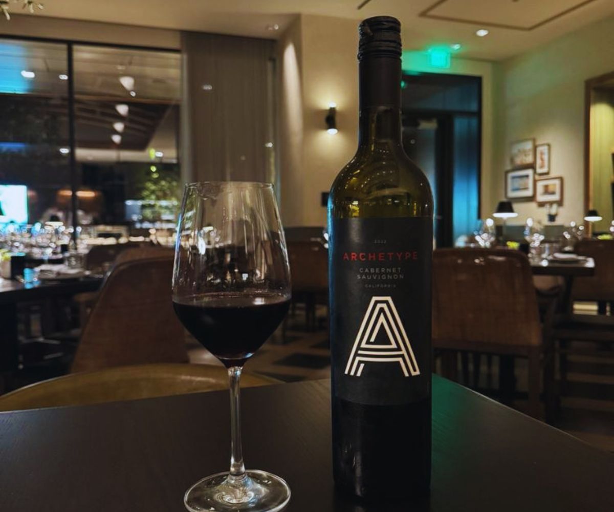 Farena - Dining Area & Wine