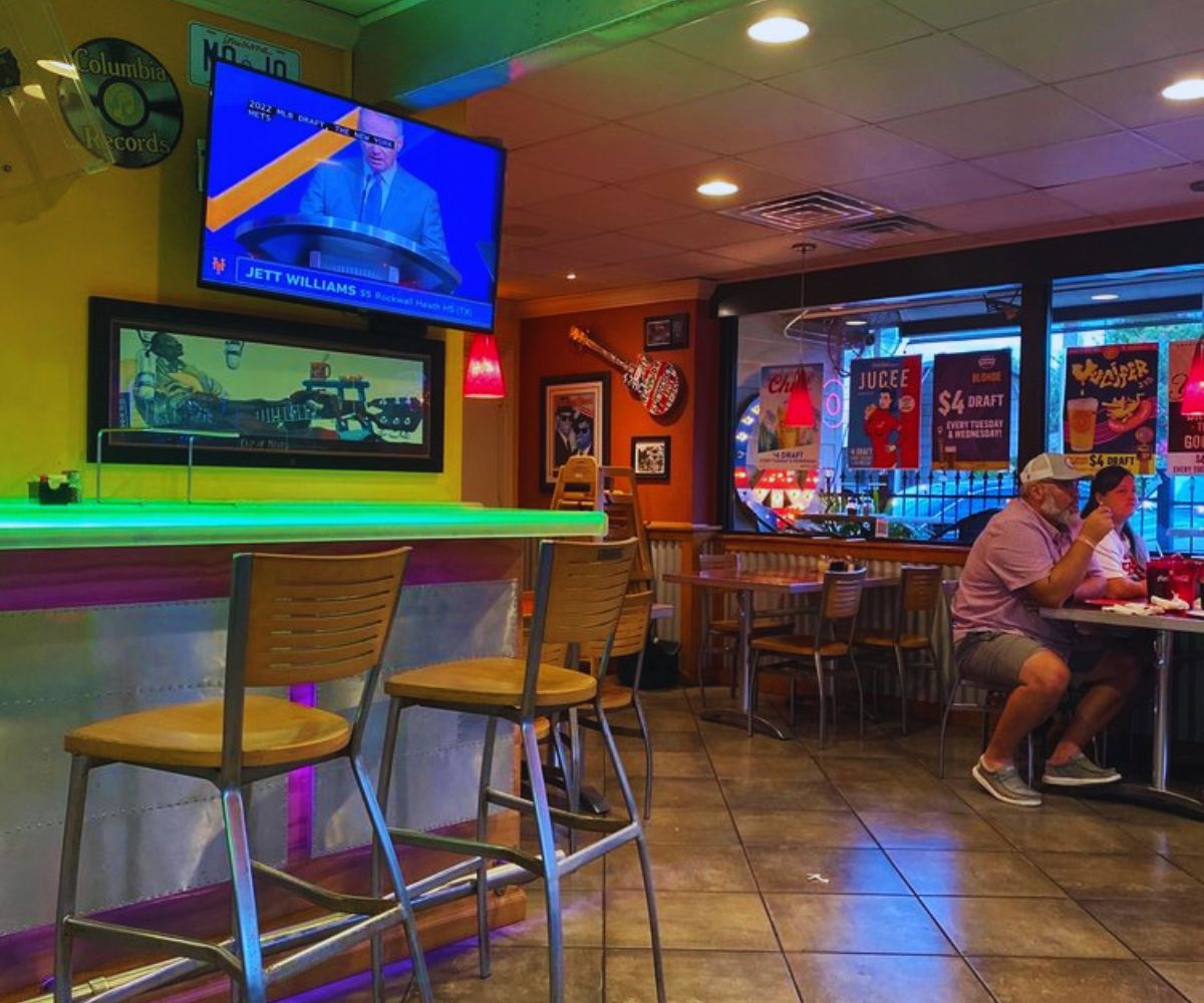 Red Zeppelin Pizza - Indoor Dining Area
