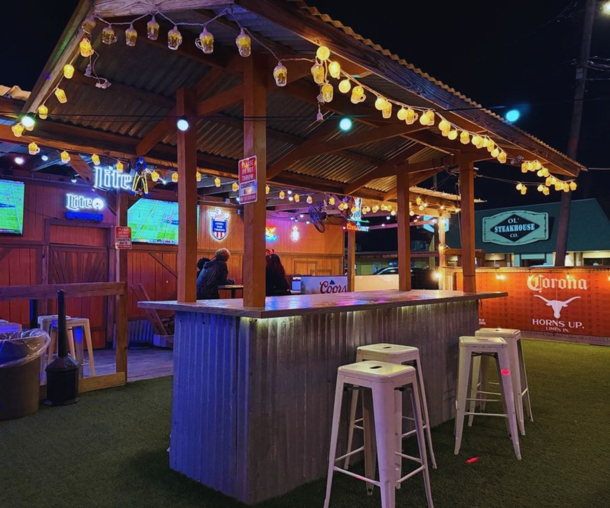 The Barn - Outdoor Bar Area
