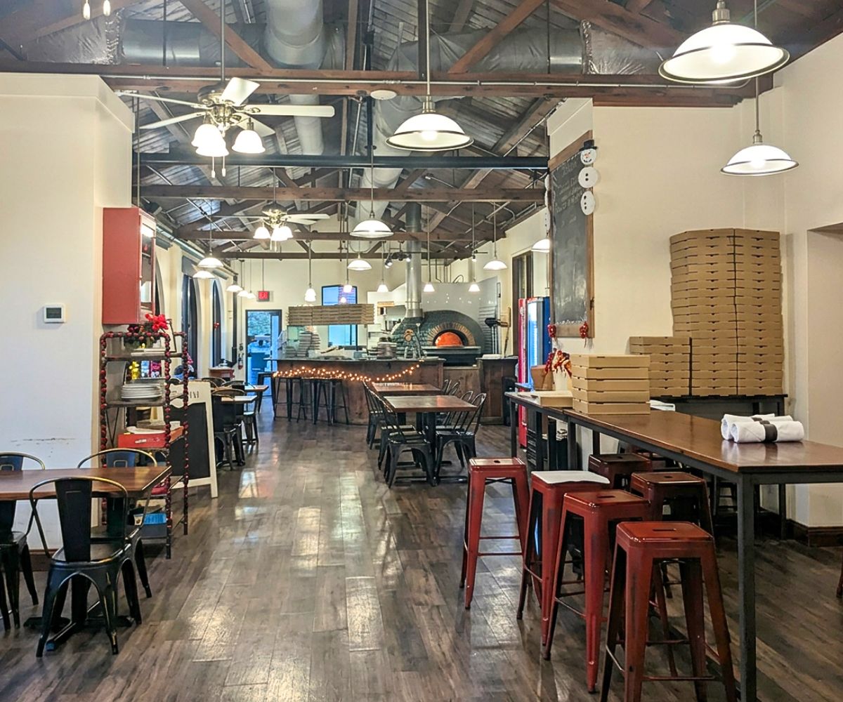 interior of La Pizzeria Metro in Wilmington, DE