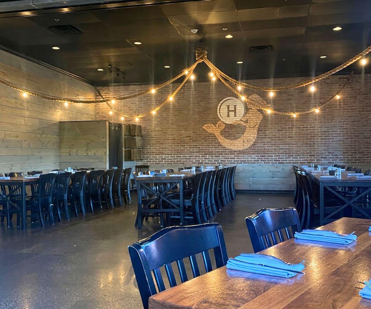 interior of Pearl Tavern in Lee's Summit, MO