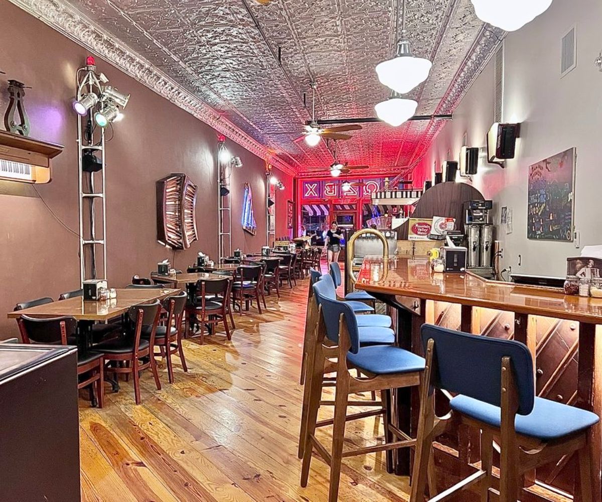 interior of SQZBX Brewery & Pizza in Hot Springs, AR