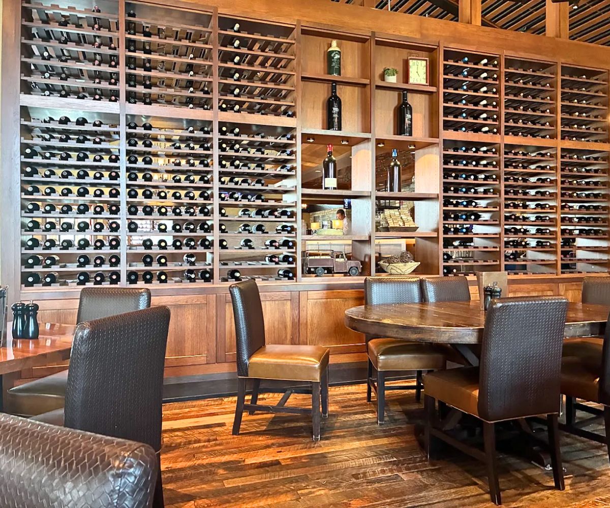 interior of Porter Creek Hardwood Grill in Fargo, ND