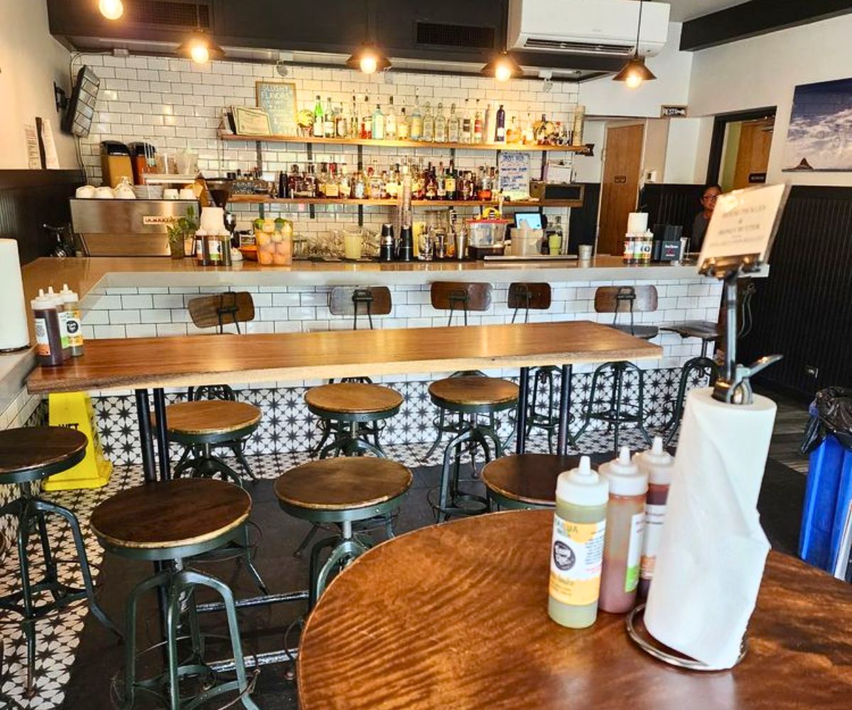 interior of Easy ‘Que in Kailua, Hawaii