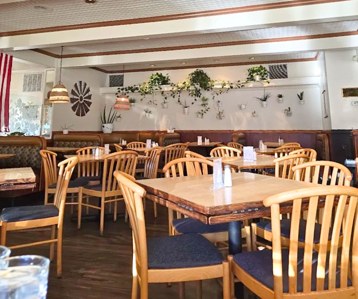interior of Cafe 14 in Palatine, Illinois