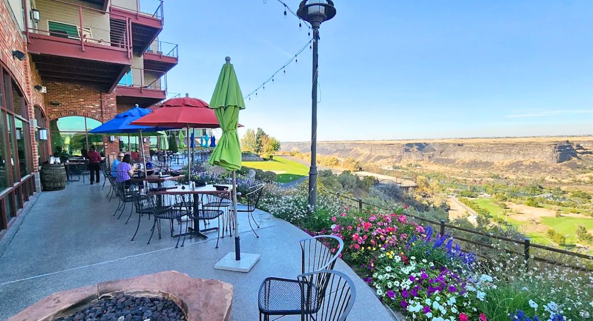patio dining at Elevation 486 in Twin Falls, Idaho