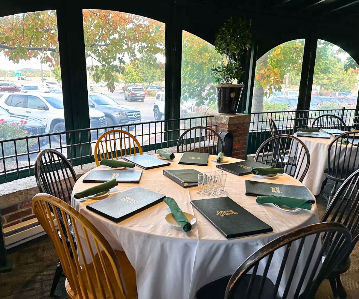 interior of Annie Gunn's in Chesterfield, MO