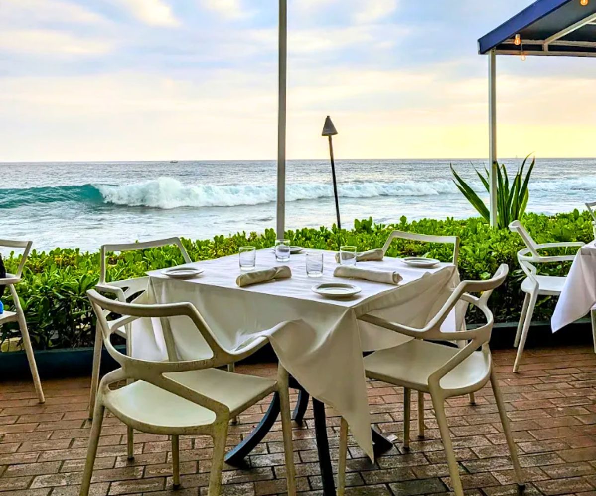 patio dining at Kai Eats + Drinks in Kailua-Kona, HI