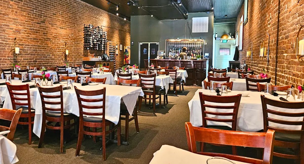 interior of Café Roma in Cleveland, TN