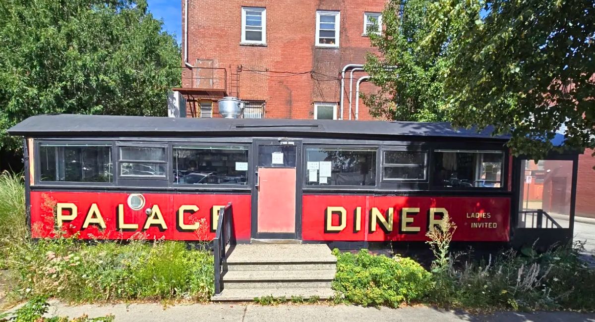 exterior of Palace Diner in Biddeford, ME