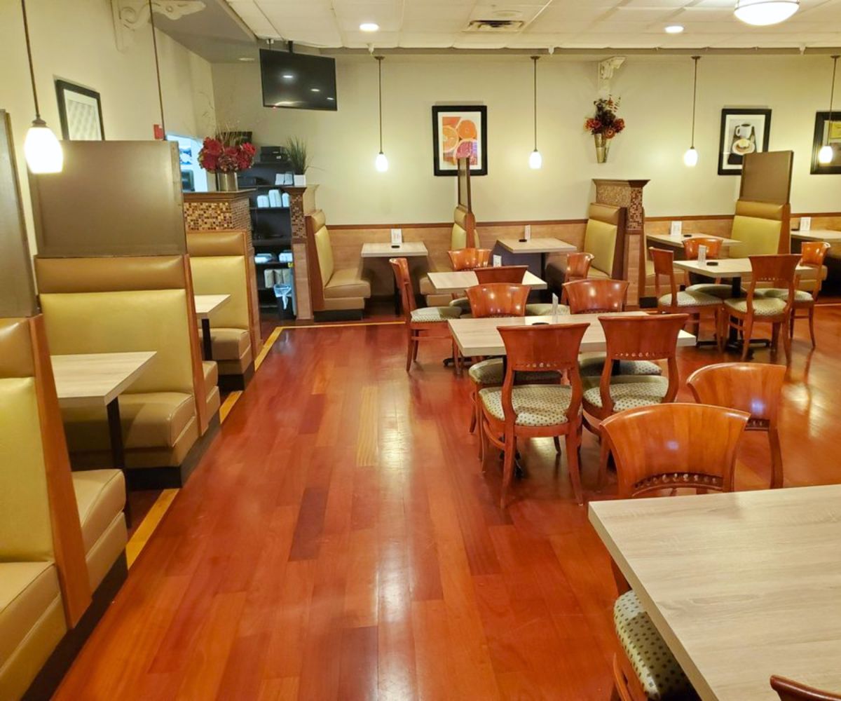 interior of Egg Headz Café in Tinley Park, IL