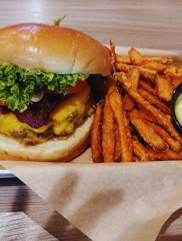 Photos for Aioli Gourmet Burgers - 32nd & Shea
