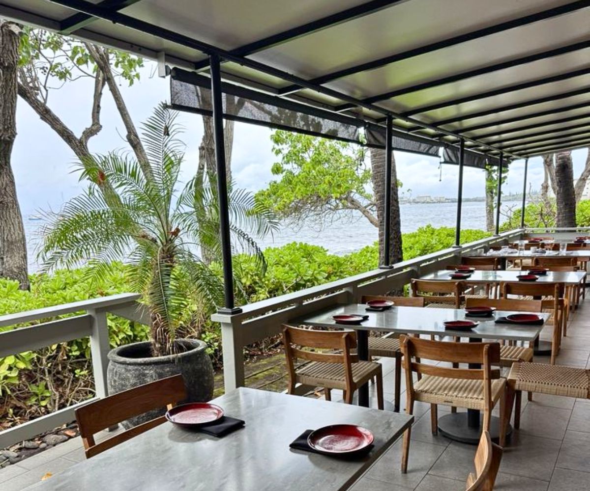 oceanfront dining at Star Noodle in Lahaina, Hawaii