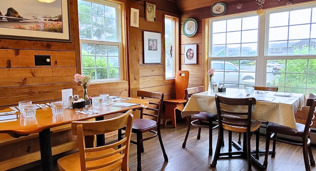 interior of Lazy Susan Cafe in Cannon Beach, Oregon