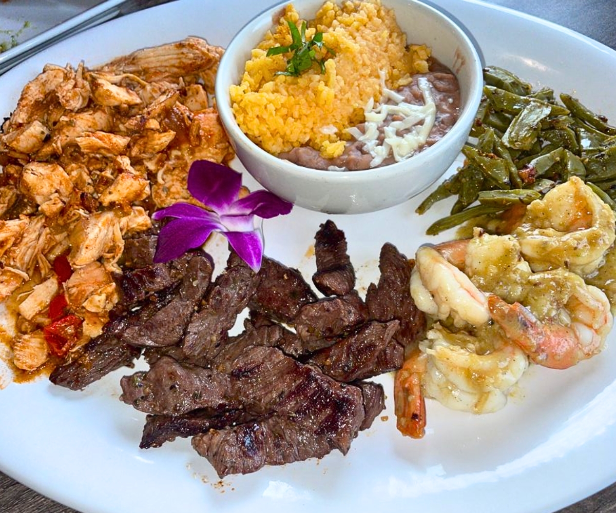 Platillo La Fiesta at La Cocina De Mama in Oak Lawn, Illinois