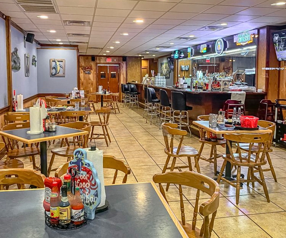 interior of Harbor Seafood & Oyster Bar in Kenner, LA
