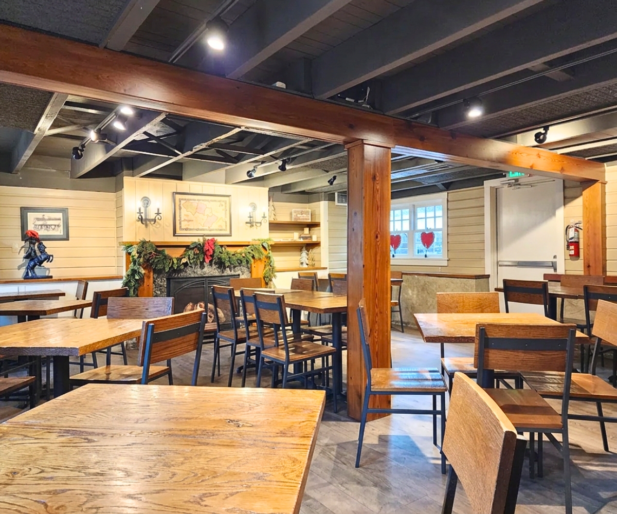 interior of Manor Hill Tavern in Ellicott City, MD