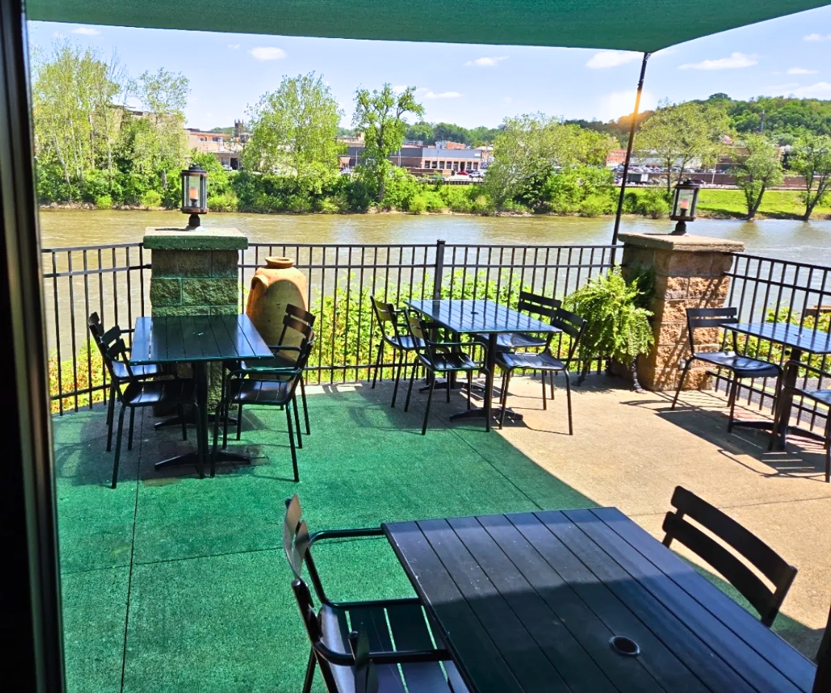 Patio at Muddy Misers in Zanesville, OH