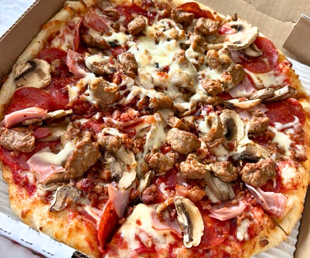 pizza at Leonardo's Italian Grille in Romulus, Michigan