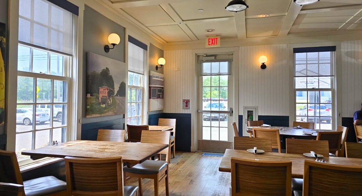 interior of Robert's Maine Grill in Kittery, ME