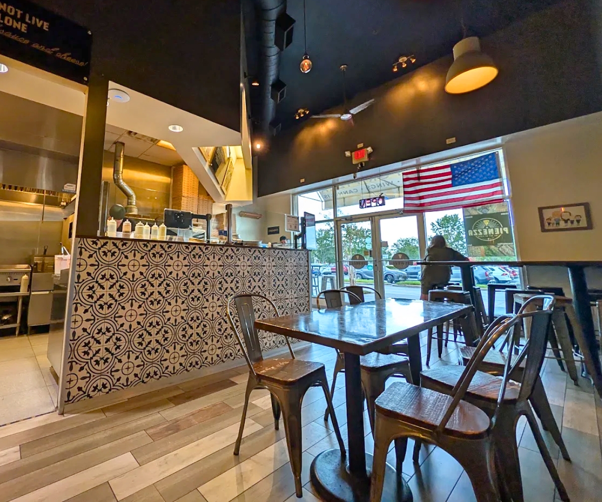 interior of Pienezza Pizza in Kissimmee, FL