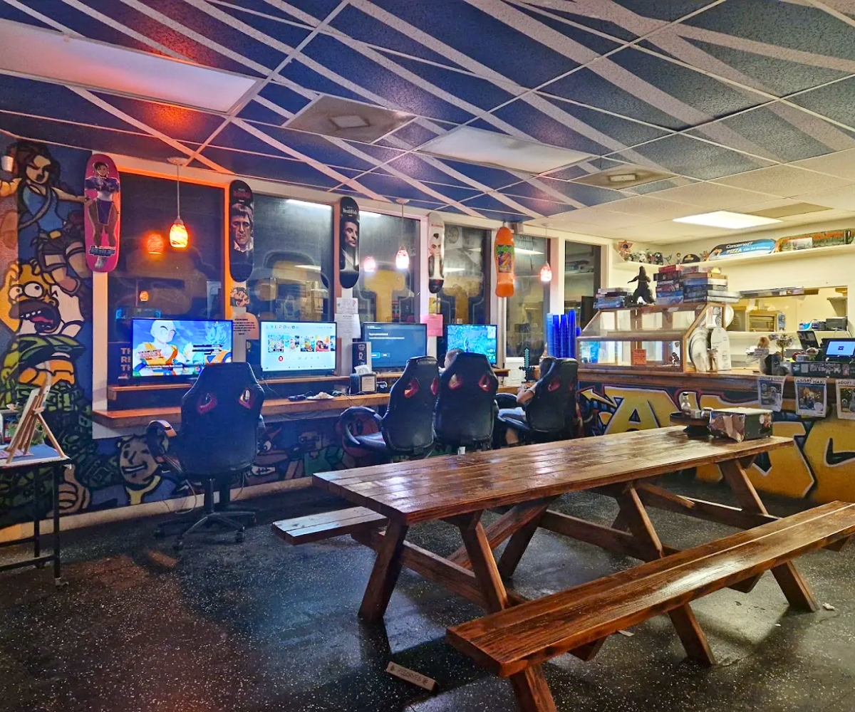 interior of Antic Pizza in Hilo, Hawaii