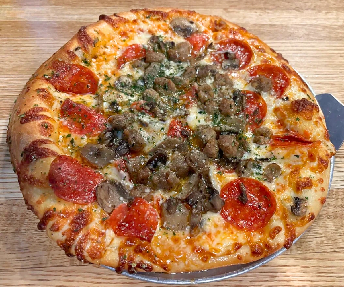 pizza at Dad's Pub & Grub in Monreoville, Pennsylvania