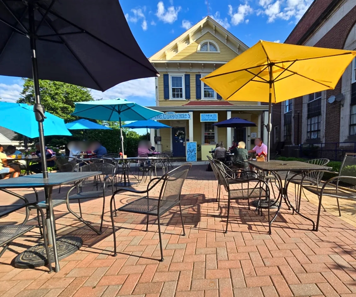patio dining at The Cubby Hole in Moorestown, NJ