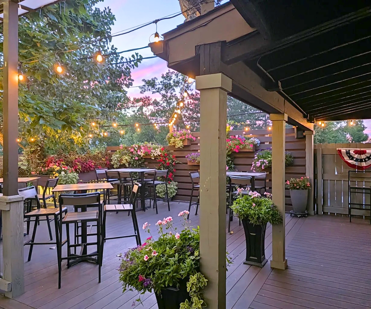 outdoor dining at Ridgewood Kitchen & Spirits in Concord, OH
