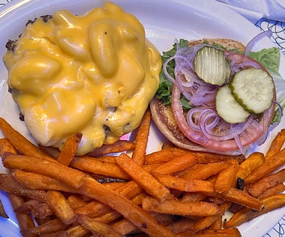 mac and cheese burger at Hot Rods 50's Diner in Alcoa, TN