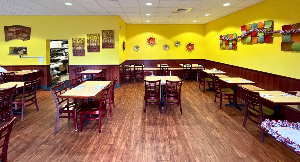 interior of Rise and Shine Cafe in Mililani, HI