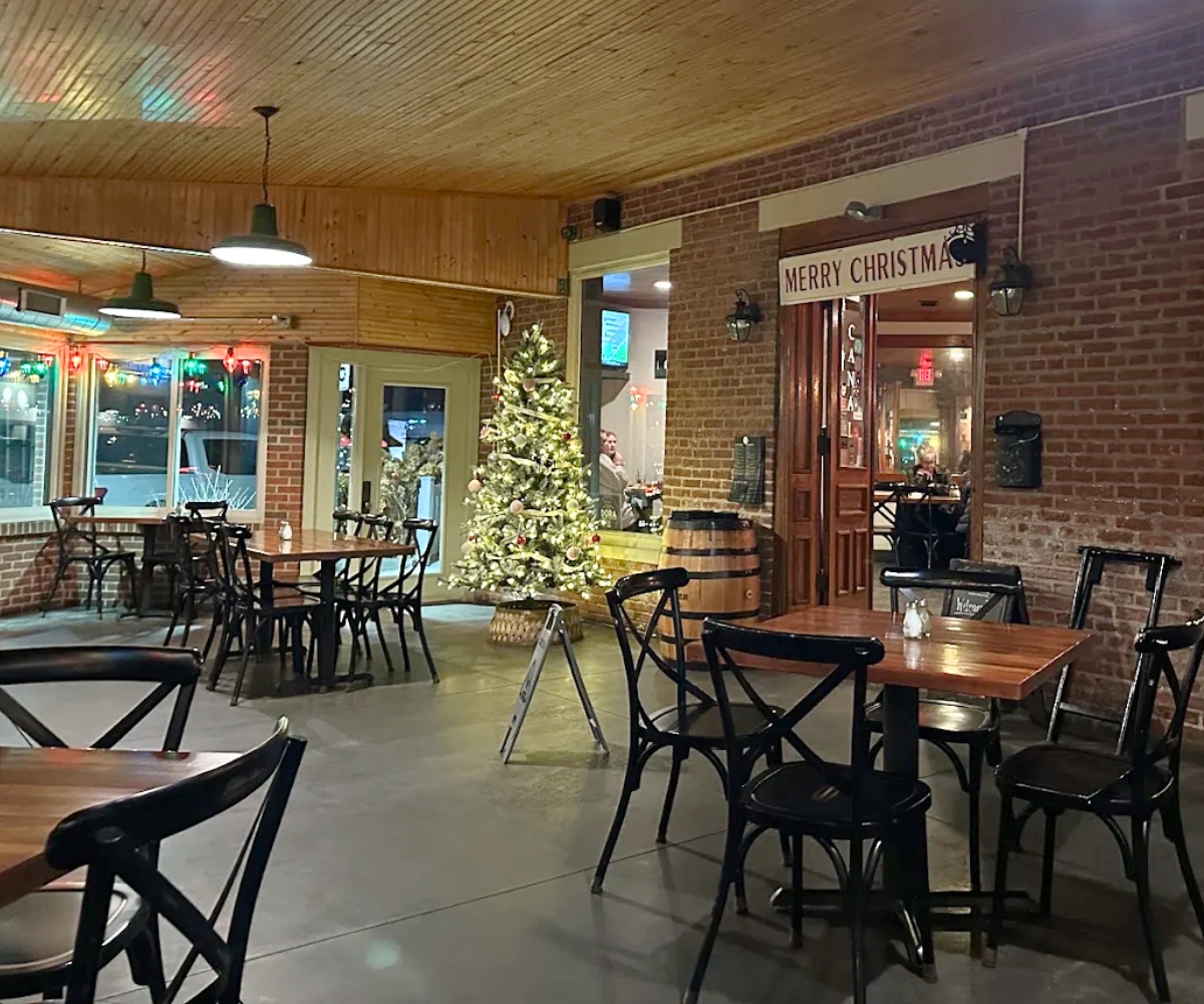 interior of Old Canal Smoke House in Chillicothe, OH