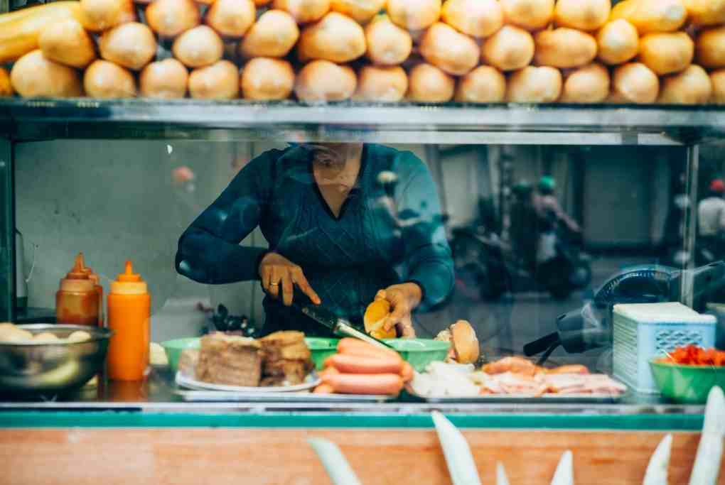 vietnamese street food vendor banh mi