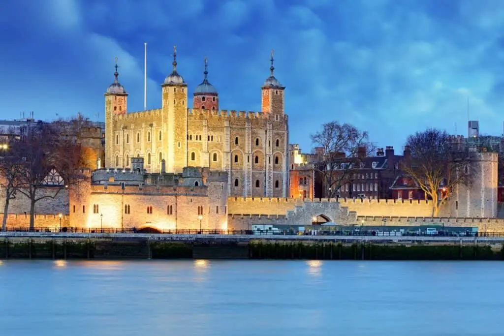 tower of london at night in England