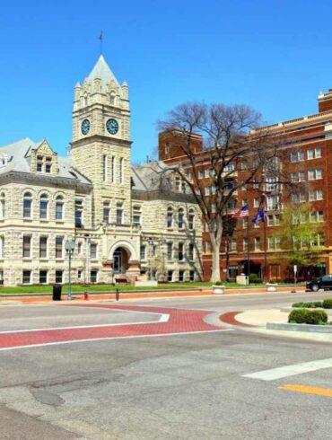 manhattan kansas downtown