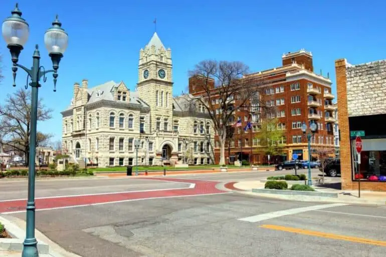 manhattan kansas downtown