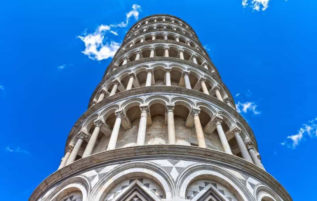 How tall is the leaning tower of pisa