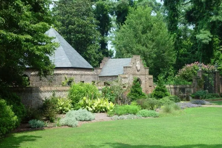 elizabethan gardens