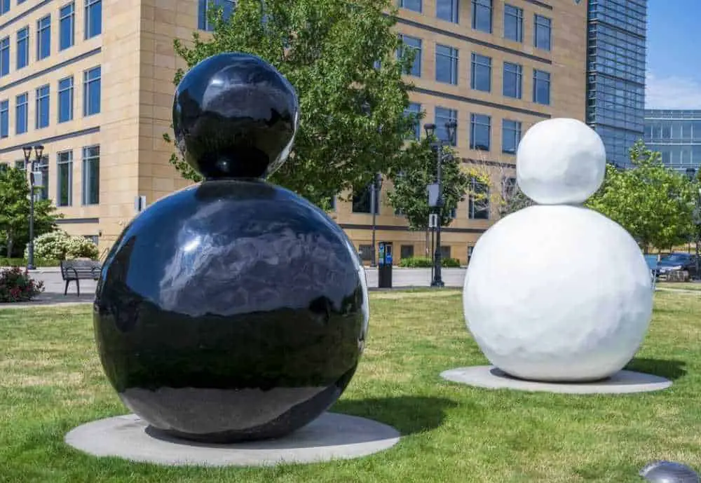 John and Mary Pappajohn Sculpture Park, best activities in Iowa