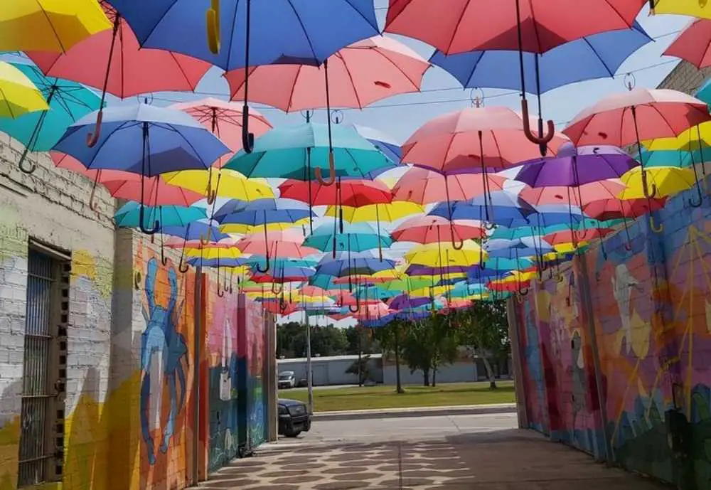 Cool things to do in Baytown, Texas, Umbrella Alley