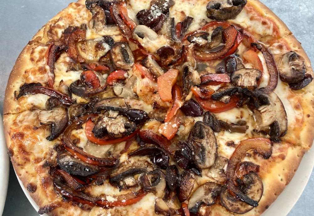 Della pizza (mushrooms, red peppers, kalamata olives) at Paulie's in Houston Texas